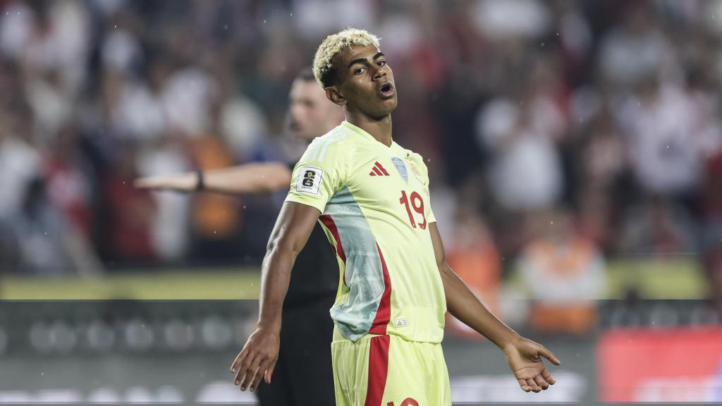 Lamine Yamal reacciona durante el partido Turquía-España