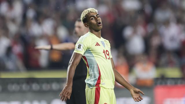 Lamine Yamal reacciona durante el partido Turquía-España