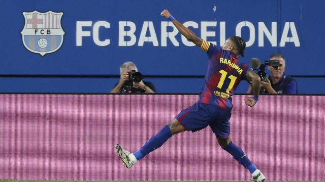 Raphinha celebra un gol al Valencia