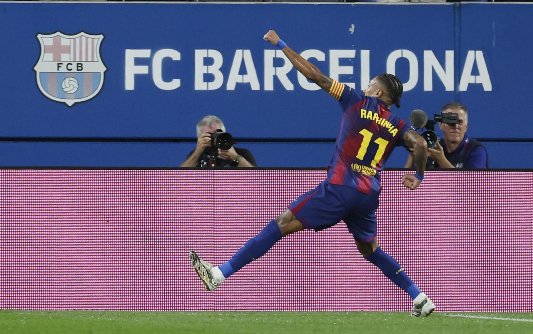 Raphinha celebra un gol al Valencia