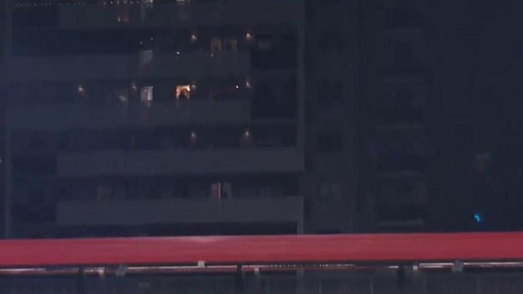 Los aficionados culés en sus balcones viendo el Barça-Valencia de la Liga en el Estadi Johan Cruyff