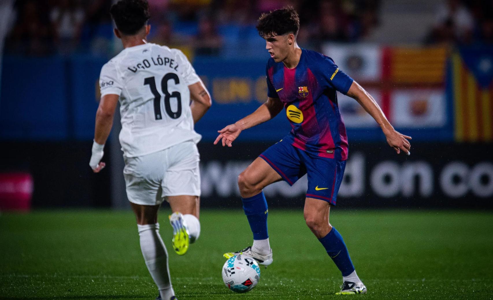 Pau Cubarsí controla un balón durante el Barça-Valencia