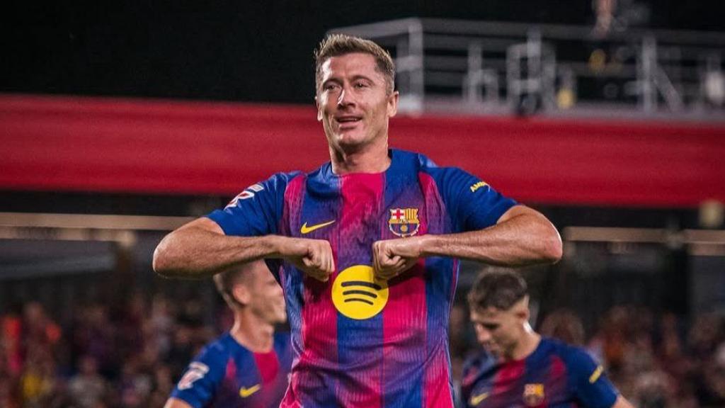 Robert Lewandowski celebra uno de sus dos goles ante el Valencia en el Estadi Johan Cruyff