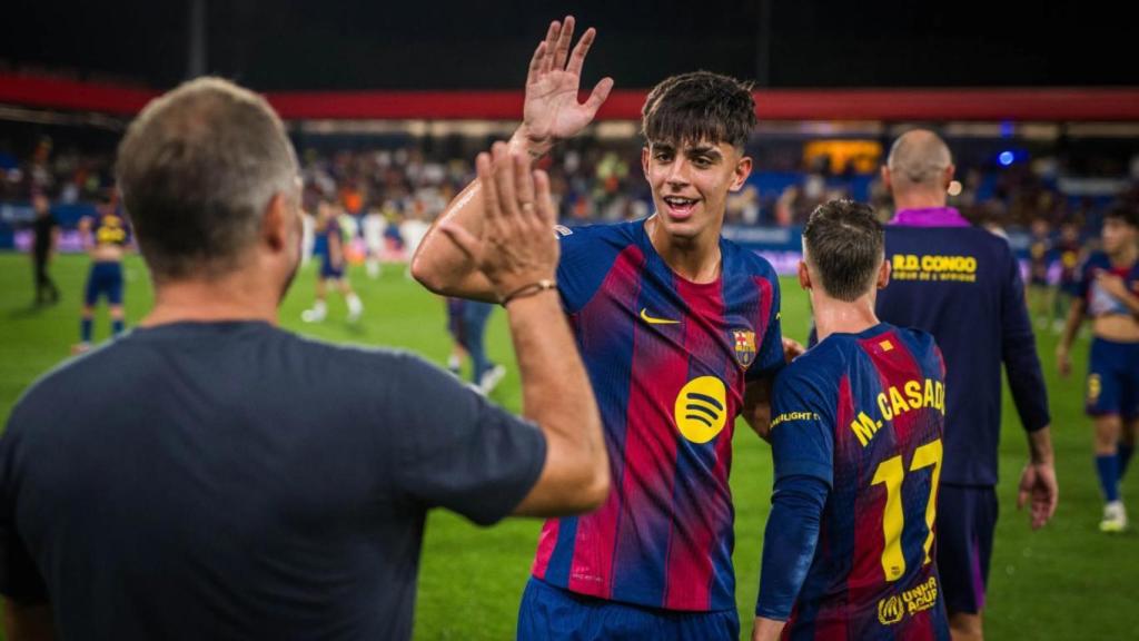 Hansi Flick felicita a Marc Bernal tras su asistencia a Robert Lewandowski en el Barça-Valencia