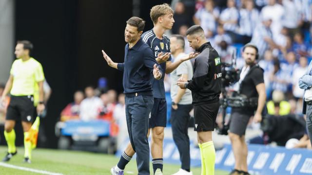 Xabi Alonso, enfadado por la expulsión de Huijsen en el Real Sociedad-Real Madrid