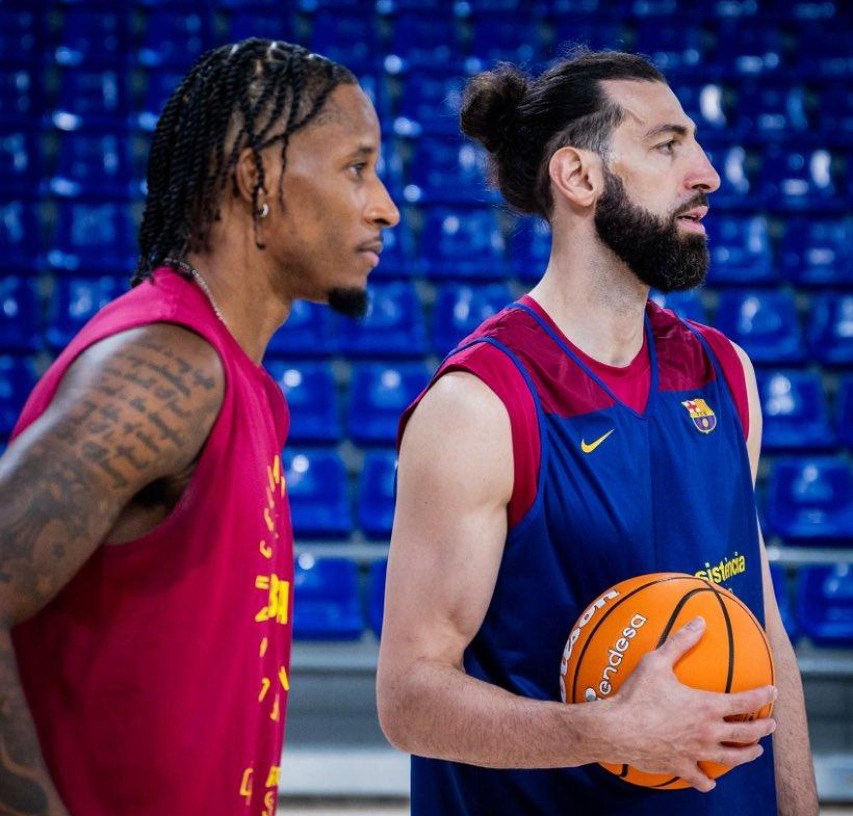 Tornike Shengelia i Will Clyburn en un entrenament del Barça de bàsquet