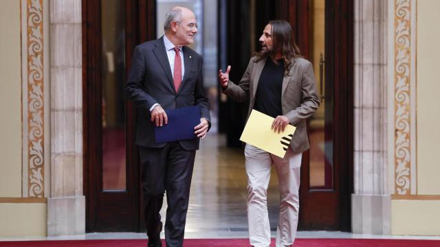 El 'conseller' de Unión Europea y Acción Exterior, Jaume Duch (i), y el portavoz adjunto de ERC, Jordi Albert (d), en el Parlament