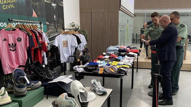 El delegado del Gobierno en Cataluña, Carlos Prieto, el general Pizarro y el capitán Lorenzo, de la Guardia Civil, frente a una mesa de productos falsificados intervenidos