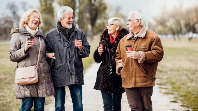 Vacaciones gratis: este pueblo de Cataluña abre una convocatoria para que los abuelos viajen por el mundo