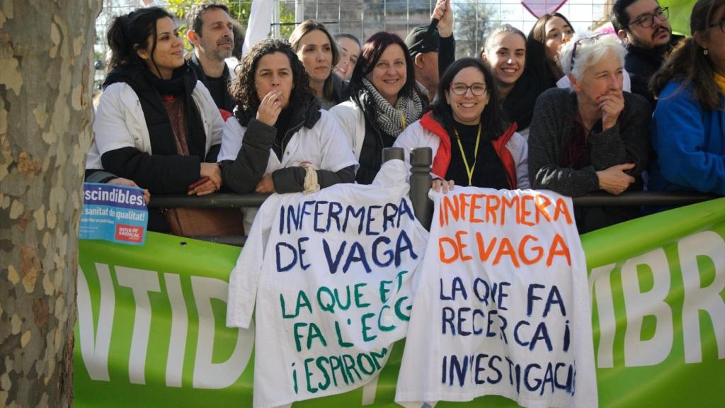 Manifestantes durante una protesta en defensa de la sanidad y educación catalana, en una imagen de archivo