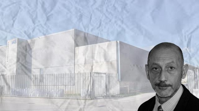 Rostro de Ernesto Luis González Riscos con el Hospital Santa Catarina de Salt (Girona) en el fondo