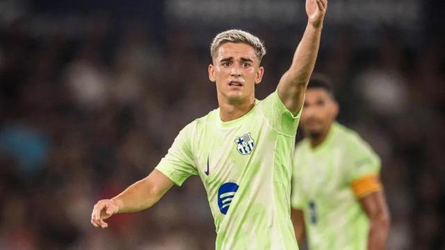 Gavi protesta una acción durante el Levante-Barça