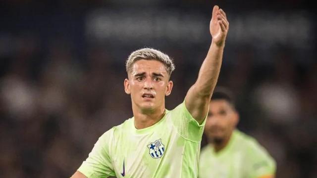 Gavi protesta una acción durante el Levante-Barça