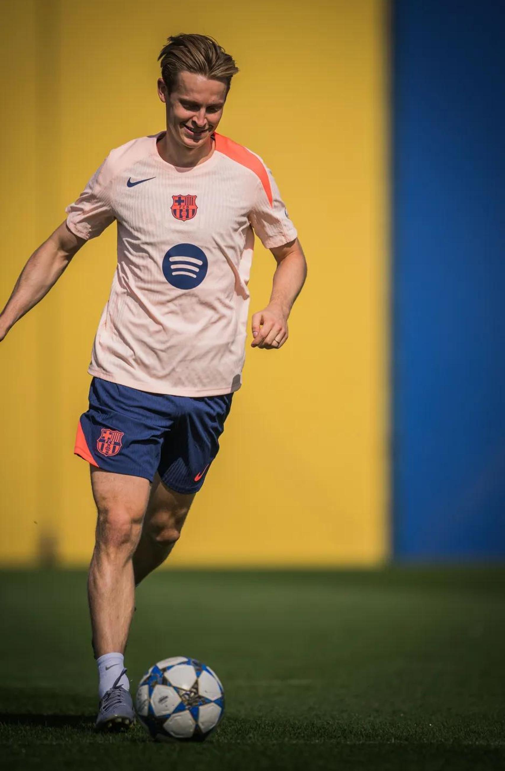 Frenkie de Jong vuelve a entrenarse con el Barça