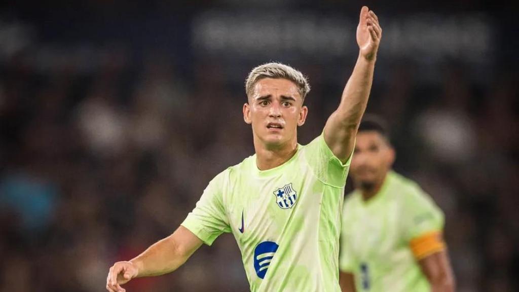 Gavi protesta una acción durante el Levante-Barça