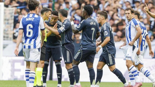 Los jugadores del Real Madrid protestan contra el árbitro Gil Manzano por la expulsión de Dean Huijsen en el partido contra la Real Sociedad