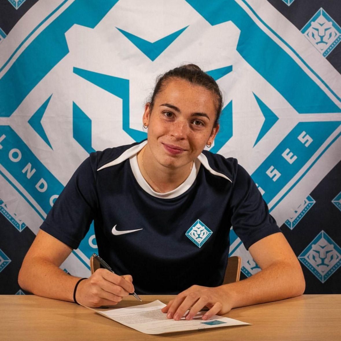 Lucía Corrales signa el seu contracte amb el London City Lionesses