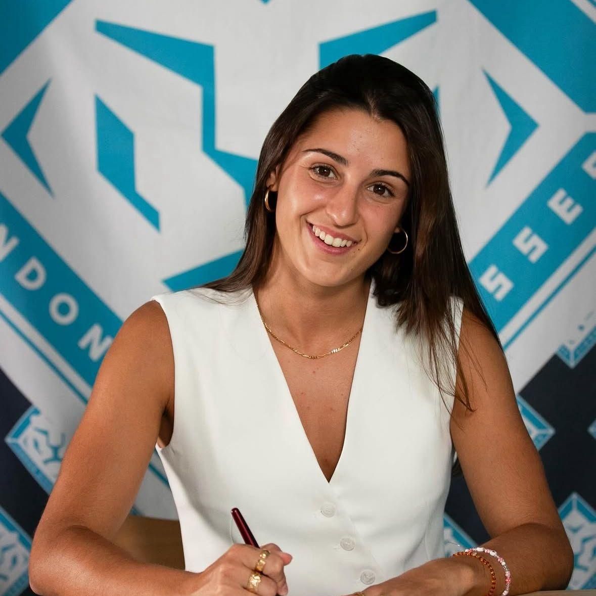 Jana Fernández signa el seu contracte amb el London City Lionesses