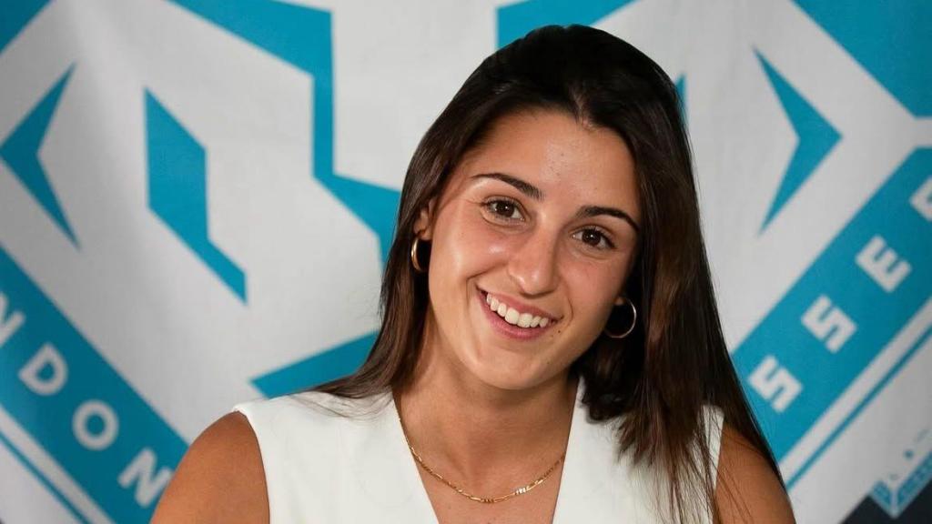 Jana Fernández signa el seu contracte amb London City Lionesses