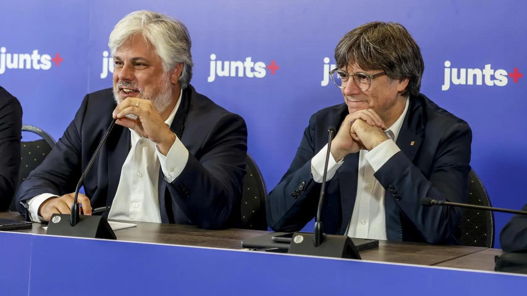 El presidente de Junts, Carles Puigdemont, junto al líder del partido en el Parlament, Albert Batet.