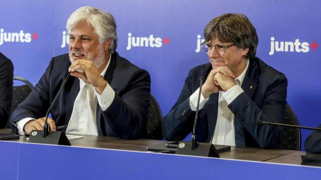 El presidente de Junts, Carles Puigdemont, junto al líder del partido en el Parlament, Albert Batet.