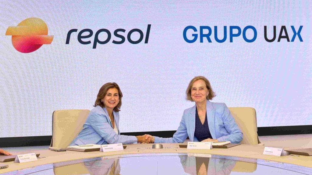 Imagen de la firma del acuerdo entre Repsol y el Grupo UAX