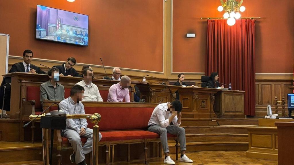 Los 5 acusados de agredir sexualmente a 3 mujeres y grabar a una cuarta mientras mantenía relaciones sexuales consentidas y difundir el vídeo en la Audiencia de Barcelona