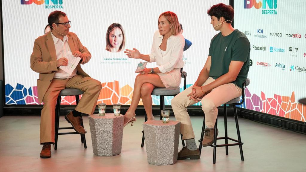 Laura Fernández, directora general de Asval, y Michael Erd, CEO de Enso Coliving, debaten con Alejandro Tercero
