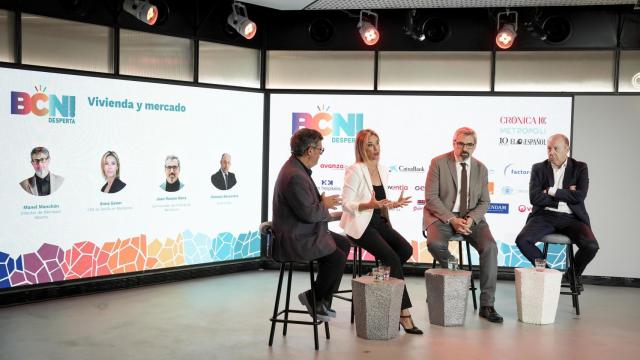 Anna Gener (Savills), Joan Ramon Riera (Ayuntamiento de Barcelona) y Gonzalo Bernardos (economista), en conversación con Manel Manchón (Metrópoli) durante el Desperta BCN! en Casa Seat