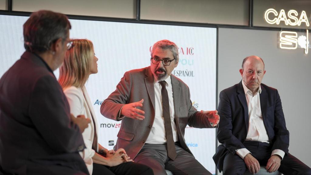 Anna Gener (Savills), Joan Ramon Riera (Ayuntamiento de Barcelona) y Gonzalo Bernardos (economista), en conversación con Manel Manchón (Metrópoli) durante el Desperta BCN! en Casa Seat