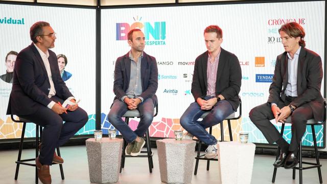 De izq. a dcha., el director de Crónica Vasca, Alberto Lardiés, junto a Yuri Fernández, director de Comunicación de Uber, Juan Luis Fernández, director de Políticas Públicas de Bolt, y Alberto González, director general de Cabify España, durante el III Foro Bcn! Desperta, en Casa Seat
