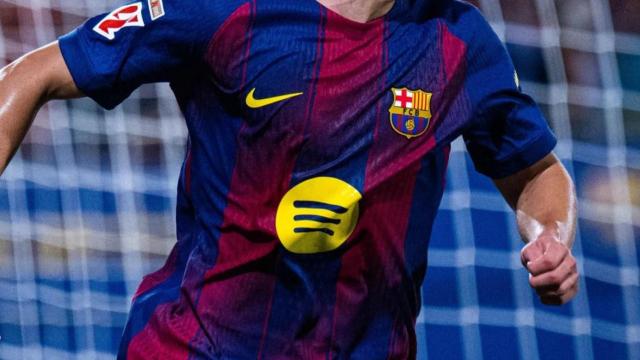 Primer plano de la camiseta del Barça con el patrocinio de Spotify