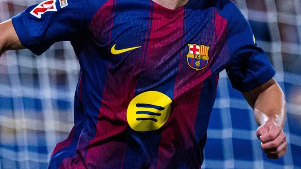 Primer plano de la camiseta del Barça con el patrocinio de Spotify