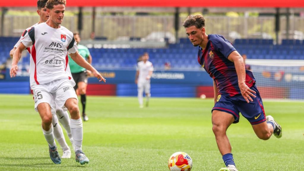 Guille Fernández controla el balón contra la UE Porreres