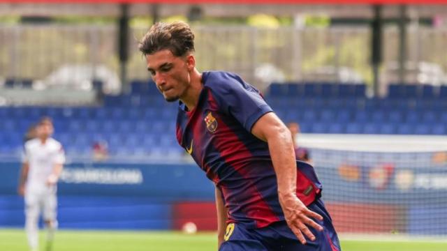 Guille Fernández controla el balón contra la UE Porreres