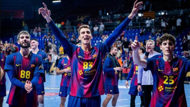 Los jugadores del Barça de balonmano celebran la primera victoria de la Champions League 2025-26