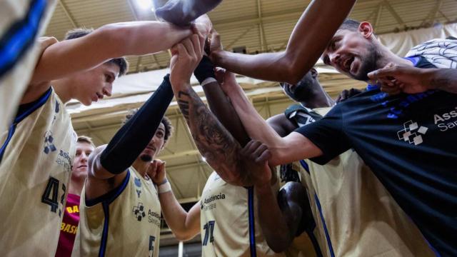 Los jugadores del Barça de basket hacen piña en el partido de pretemporada contra el Bàsquet Girona