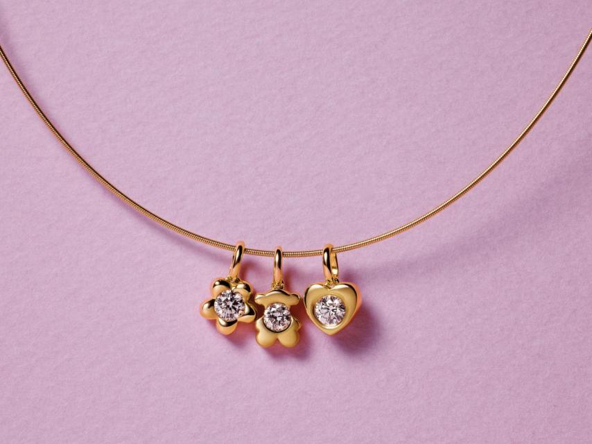 Un conjunto elegante y brillante, donde la sencillez del oro realza el brillo de los diamantes en un collar fino, aretes a juego