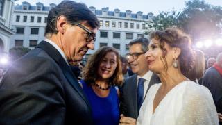 El presidente de la Generalitat, Salvador Illa, conversa con la vicepresidenta primera y ministra de Hacienda, María Jesús Montero, durante la celebración de la Diada Nacional de Cataluña, en los jardines de la Delegación del Govern de la Generalitat de Cataluña