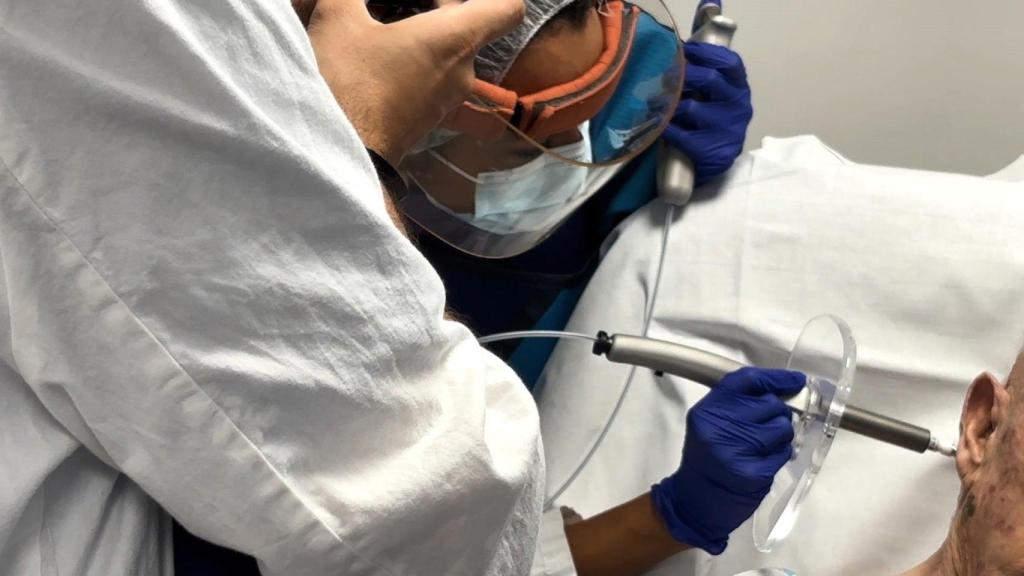 Un médico del Hospital del Mar usa el Re-188