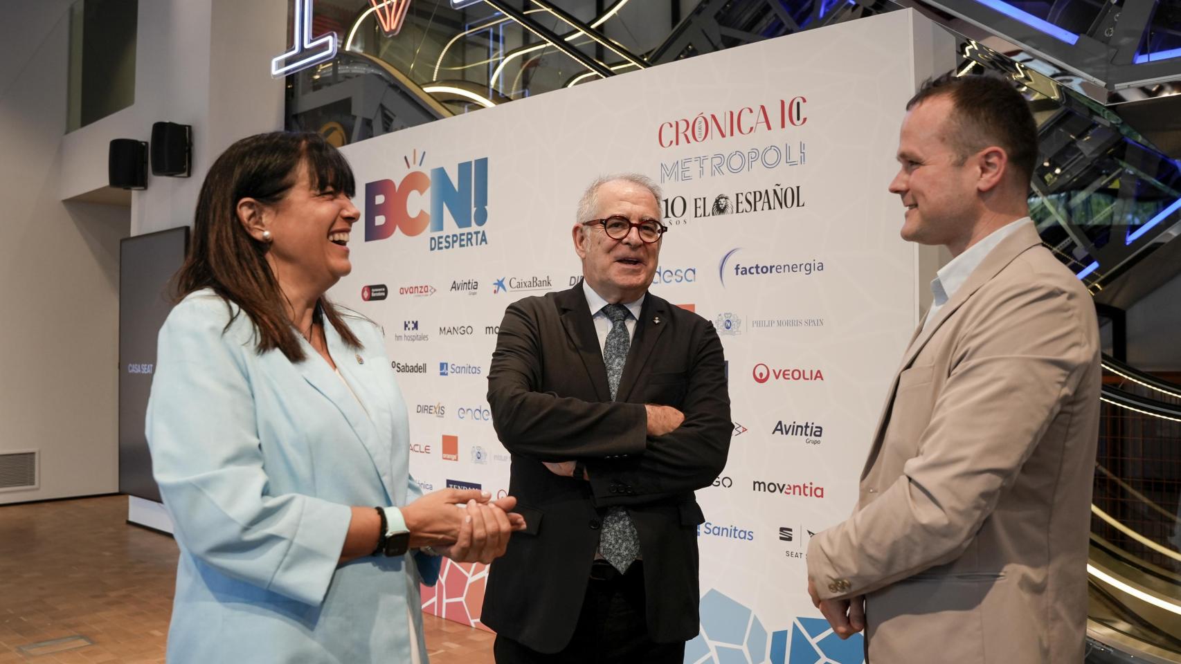 La diputada presidenta del área de Urbanismo y Vivienda de la Diputación Gemma Badia y alcaldesa de Gavà; el teniente de alcalde Jordi Valls; y Ignasi Jorro, director de Crónica Global