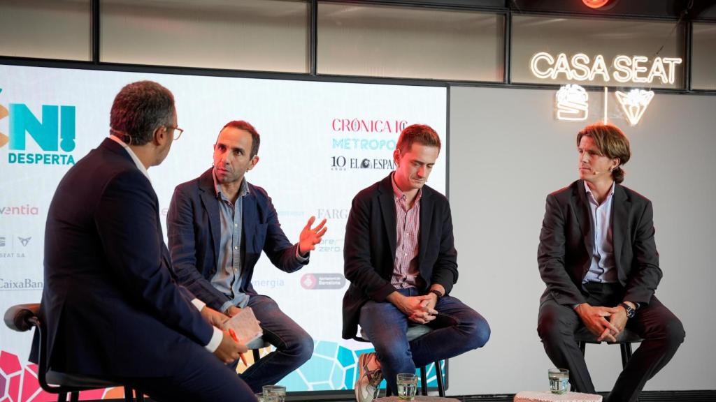 El director de Crónica Vasca, Alberto Lardiés, junto a Yuri Fernández, director de Comunicación de Uber, Juan Luis Fernández, director de Políticas Públicas de Bolt, y Alberto González, director general de Cabify España