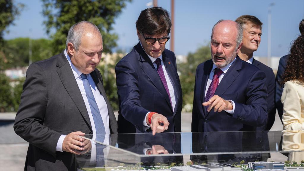 El presidente de la Generalitat, Salvador Illa (c), el ministro de Industria y Turismo, Jordi Hereu (i), y el presidente de Hipra, David Nogareda (d), durante la inauguración de la nueva planta de la compañía biotecnológica