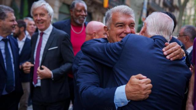 El efusivo saludo de Joan Laporta durante la ofrenda floral del Barça por la Diada Nacional de Catalunya