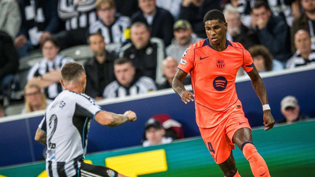 Marcus Rashford condueix la pilota davant el Newcastle a la Champions