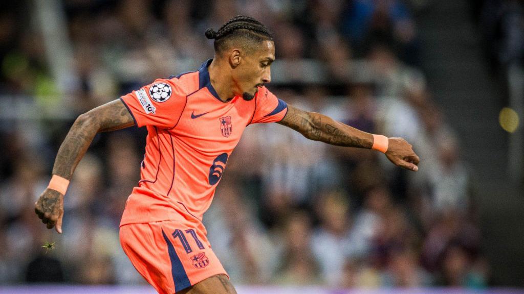 Raphinha regateja davant el Newcastle a la Champions
