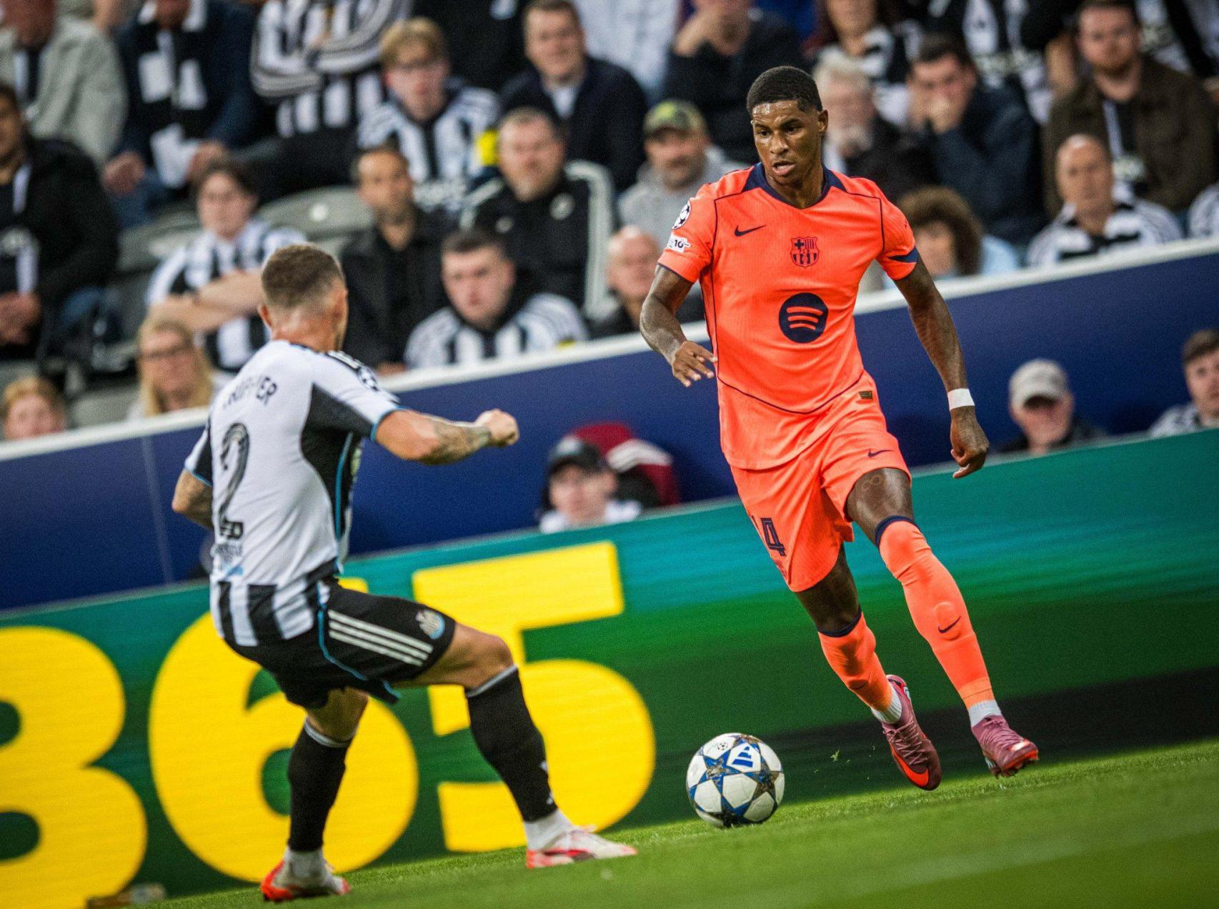 Marcus Rashford conduce el balón ante el Newcastle en Champions