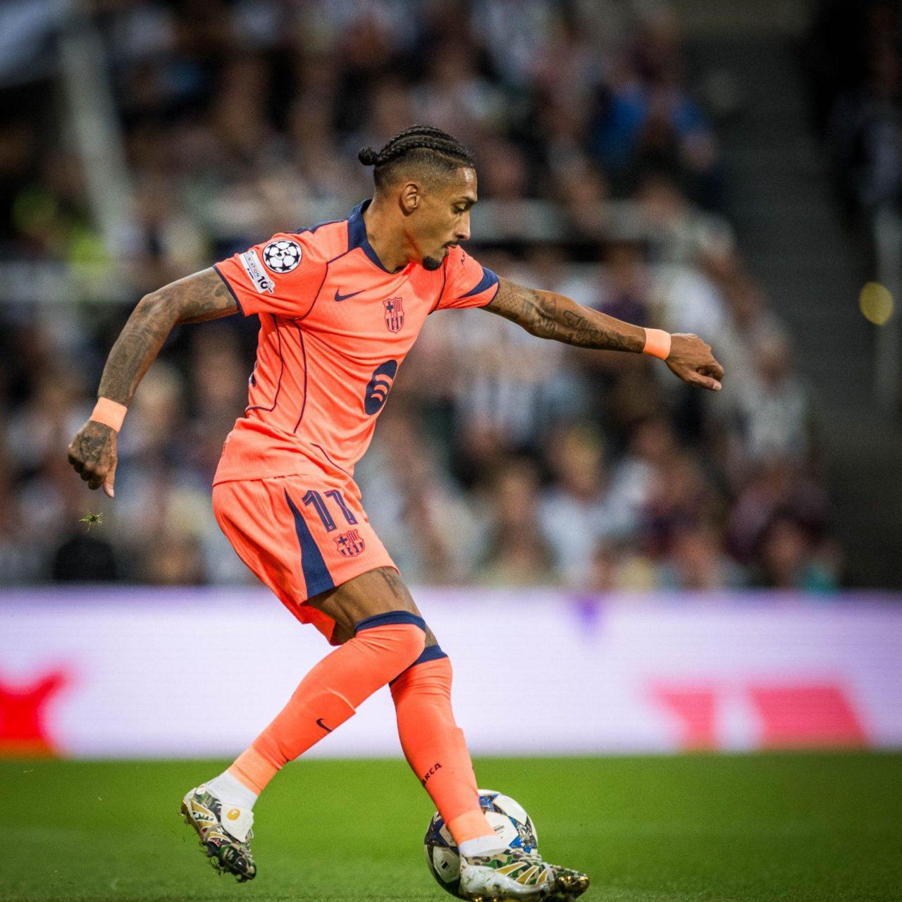 Raphinha regatea ante el Newcastle en Champions