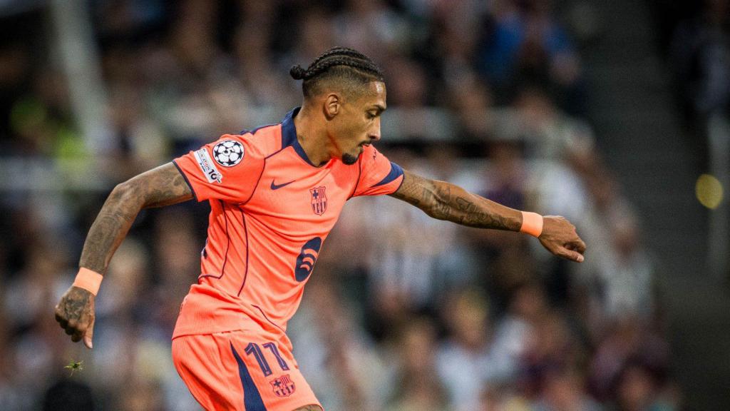 Raphinha regatea ante el Newcastle en Champions