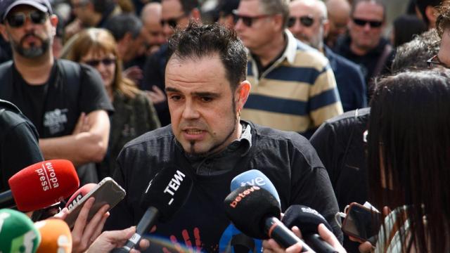 El sobrino de la asesinada, Pablo Martínez López, atiende a los medios de comunicación durante una concentración en la plaza de Sant Jaume, a 20 de marzo de 2024